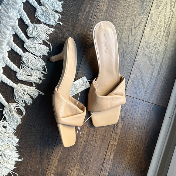 Kitten Heel Tan Sandal Banana Republic New - Picture 4 of 9